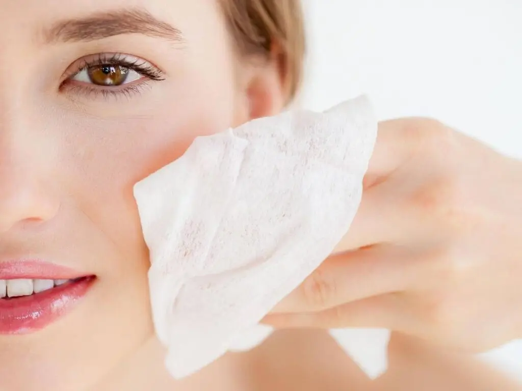 how-to-use-face-wipes-properly-4