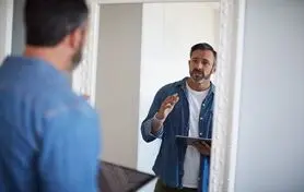 حرف زدن با خود چه مزایا و معایب روانی دارد ؟ + کجا باید با خود حرف نزد
