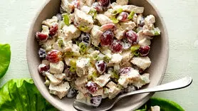 طرز تهیه سالاد مرغ و انگور/غذایی خاص برای ناهار