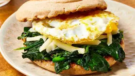ساندویچ تخم مرغ با اسفناج و پنیر چدار+سریع و بی نظیر