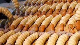 طرز تهیه عجیب غریب هات داگ در کره/ انگشتان تان را هم با آن می خورید!+ ویدئو