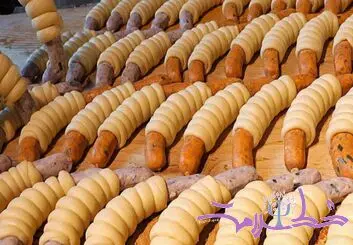 طرز تهیه عجیب غریب هات داگ در کره/ انگشتان تان را هم با آن می خورید!+ ویدئو