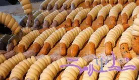 طرز تهیه عجیب غریب هات داگ در کره/ انگشتان تان را هم با آن می خورید!+ ویدئو