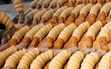 طرز تهیه عجیب غریب هات داگ در کره/ انگشتان تان را هم با آن می خورید!+ ویدئو