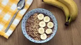 صبحانه‌ای برای خلق خوب/ طرز تهیه کاسه کینوا، کاکائو و موز