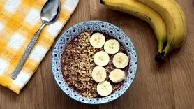 صبحانه‌ای برای خلق خوب/ طرز تهیه کاسه کینوا، کاکائو و موز