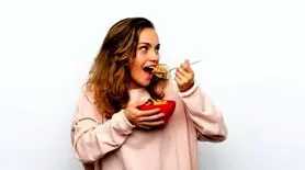 اثرات مخرب غذا خوردن ایستاده بر سلامتی 