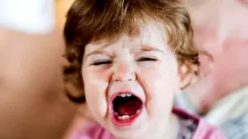 مشکل روانی کودکانی که جیغ می زنند، مو می کشند و نیشگون می گیرند؟ 