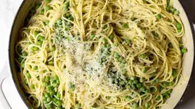طرز تهیه اسپاگتی با سیر، نخود فرنگی و پنیر پارمزان / اده و فوری با طعم ایتالیایی