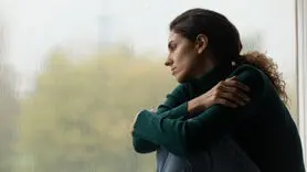 زنان تنهایی شان را پشت این 9 رفتار پنهان می کنند