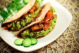 طرز تهیه تاکو مرغ با تورتیلای کامل گندم + فواید بی نظیر برای عضله سازی و لاغری