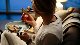 3 مشکل بزرگ که با دیر غذا خوردن اتفاق می افتد