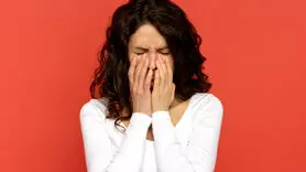 نشانه‌های زنانی که فقط در ظاهر شادند / لبخند این زنان گاهی یک نقاب است