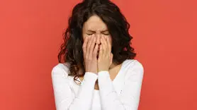 نشانه‌های زنانی که فقط در ظاهر شادند / لبخند این زنان گاهی یک نقاب است
