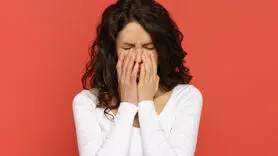 نشانه‌های زنانی که فقط در ظاهر شادند / لبخند این زنان گاهی یک نقاب است