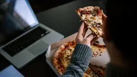 چرا بعضی ها  نیمه شب بیدار شده و غذا می‌خورند؟ 
