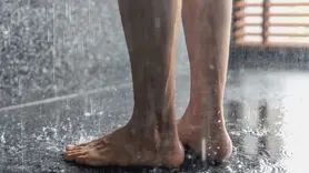  ادرار کردن زیر دوش حمام برای مثانه مضر است؟