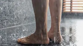  ادرار کردن زیر دوش حمام برای مثانه مضر است؟
