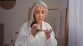 5 اشتباه رایج زنان مسن که باعث ریزش مو می‌شود