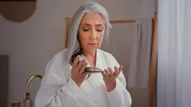 5 اشتباه رایج زنان مسن که باعث ریزش مو می‌شود