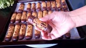 فیلم/ طرز تهیه فوری کوکی ترافلی با روکش شکلاتی+ ساده و ارزان برای عید