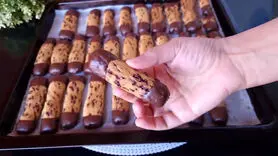فیلم/ طرز تهیه فوری کوکی ترافلی با روکش شکلاتی+ ساده و ارزان برای عید