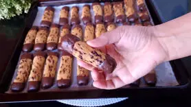 فیلم/ طرز تهیه فوری کوکی ترافلی با روکش شکلاتی+ ساده و ارزان برای عید