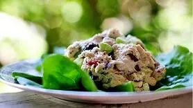 طرز تهیه سالاد مرغ و زیتون با سس ویژه / هم فوری، هم رژیمی