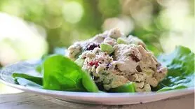 طرز تهیه سالاد مرغ و زیتون با سس ویژه / هم فوری، هم رژیمی