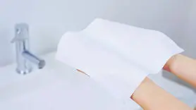 خشک کردن صورت با دستمال کاغذی بهتر است یا حوله؟