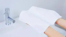 خشک کردن صورت با دستمال کاغذی بهتر است یا حوله؟