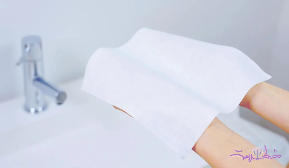 خشک کردن صورت با دستمال کاغذی بهتر است یا حوله؟