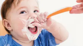 نوزادان از چه زمانی می توانند ماست بخورند؟