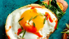 طرز تهیه نان تست سیب زمینی با اسفناج و تخم مرغ