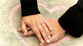 4 فایده باور نکردنی گرفتن دست همسر / فواید روانی و جسمانی را بخوانید