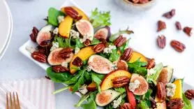 طرز تهیه سالاد تایلندی با انجیر و بادام + برای لاغری بخورید/ آشپزی ملل