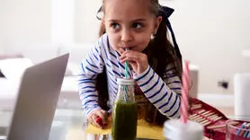 چه نوشیدنی‌هایی برای کودکان بهترین انتخاب است