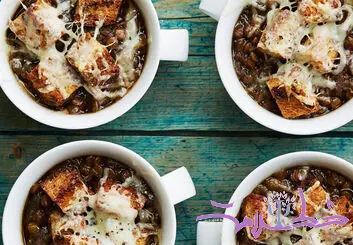 طرز تهیه سوپ پیاز فرانسوی/ وقتی سادگی تبدیل به یک غذای لوکس می شود+ کاراملی شدن شروع و به یک تجربه عمیق ختم می شود