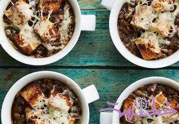 طرز تهیه سوپ پیاز فرانسوی/ وقتی سادگی تبدیل به یک غذای لوکس می شود+ کاراملی شدن شروع و به یک تجربه عمیق ختم می شود
