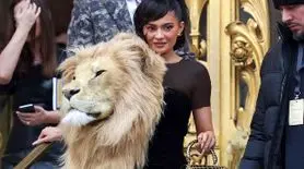 کایلی جنر با لباس شیر غول‌پیکر در فشن شو پاریس؛ جنجال جهانی!