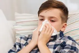 چگونه سرماخوردگی یا آنفلوآنزا  را تسکین دهیم؟ + مراحل درمان خانگی