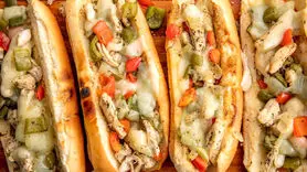 طرز تهیه متفاوت ساندویچ مرغ و قارچ + سس ویژه