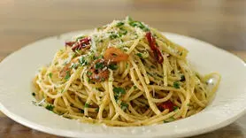 فیلم/ طرز تهیه پاستای سیر و کره به سبک ایتالیایی ها + فوری، ارزان و بدون گوشت