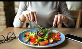 آیا مهم است که وعده های غذایی را در چه ساعتی می خورید؟