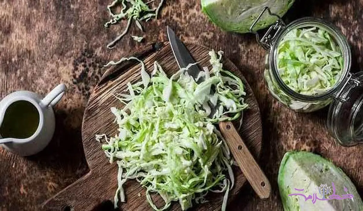 طرز تهیه سالاد کلم سفید با هویج و کشمش