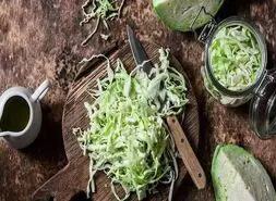 طرز تهیه سالاد کلم سفید با هویج و کشمش