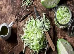 طرز تهیه سالاد کلم سفید با هویج و کشمش