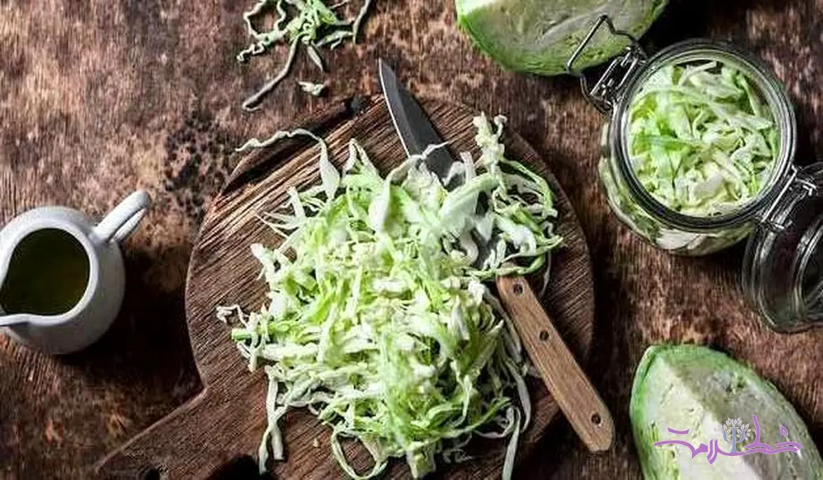 طرز تهیه سالاد کلم سفید با هویج و کشمش