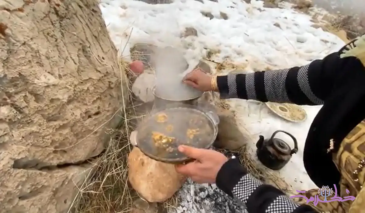 فیلم / طرز پخت قورمه سبزی با مرغ به سبک دو بانوی روستایی کردستانی