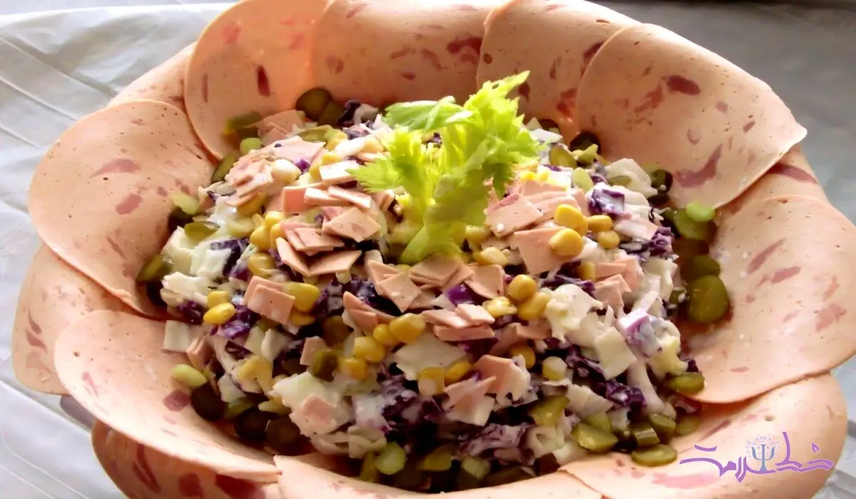 طرز تهیه سالاد کلم سفید با کالباس + فوری و رژیمی 